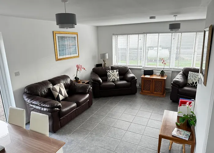 Cosy Bungalow With Views, Walks, Garden & Parking.