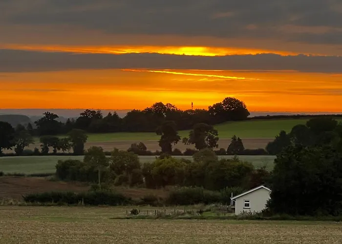 Cosy Bungalow With Views, Walks, Garden & Parking.