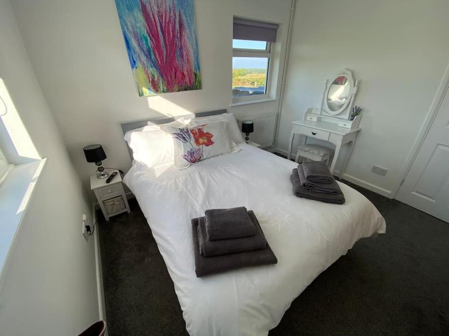 Cosy With Views, Walks, Garden & Parking. * Worcester