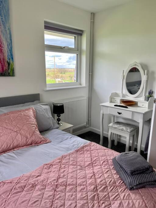 Holiday home Cosy With Views, Walks, Garden & Parking. Worcester