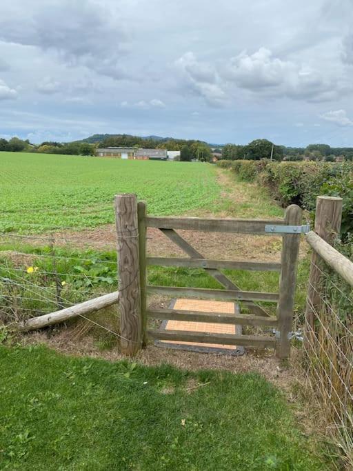 Holiday home Cosy With Views, Walks, Garden & Parking.