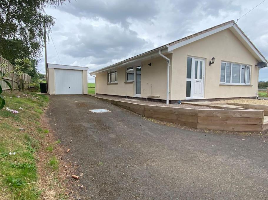Holiday home Cosy With Views, Walks, Garden & Parking. *