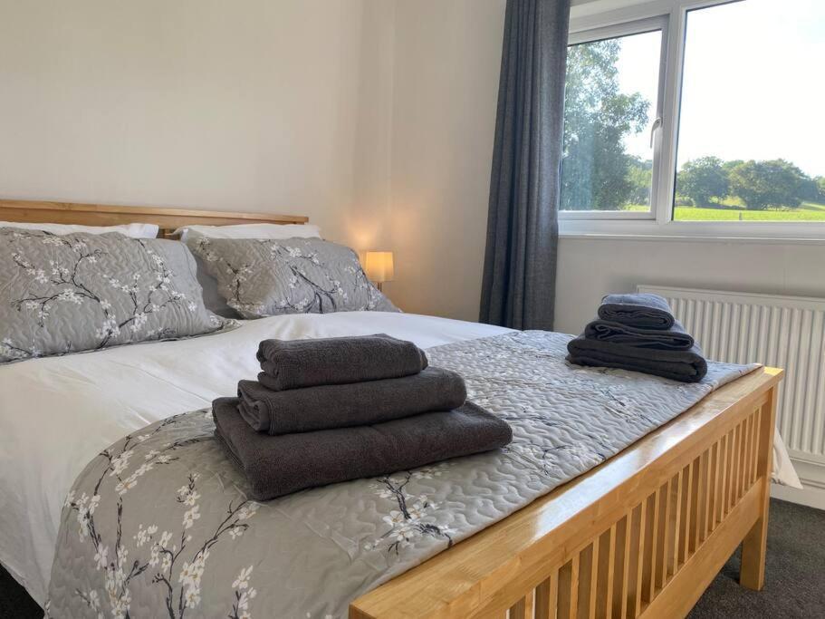 Holiday home Cosy With Views, Walks, Garden & Parking. *