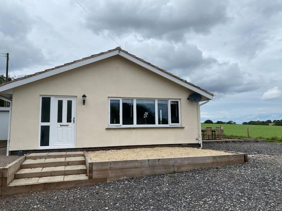 Cosy With Views, Walks, Garden & Parking. * Worcester