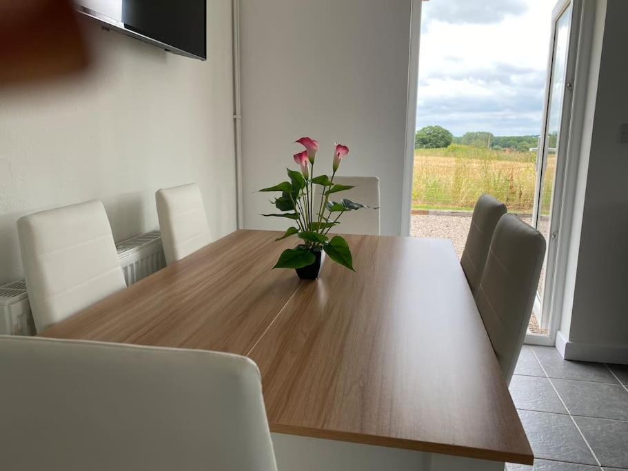 Holiday home Cosy With Views, Walks, Garden & Parking. *