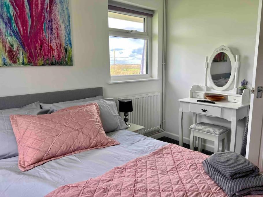 Cosy With Views, Walks, Garden & Parking. Worcester