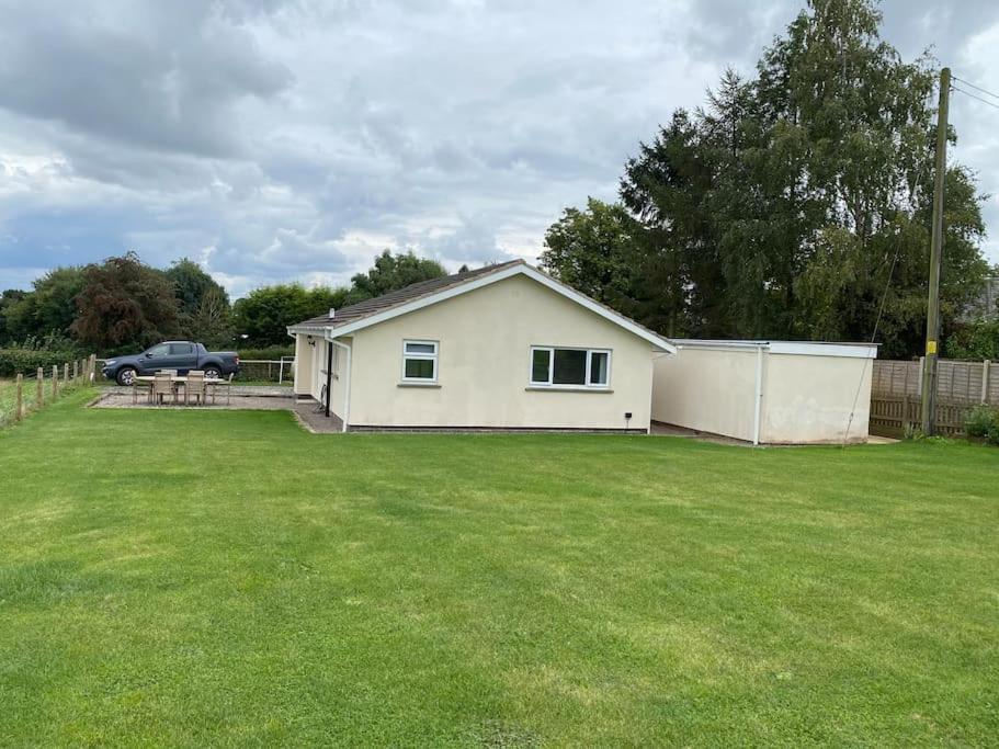 Holiday home Cosy With Views, Walks, Garden & Parking. *