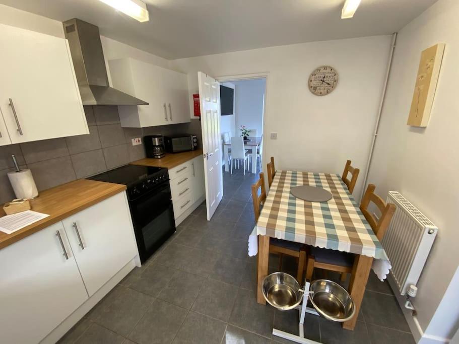 Cosy With Views, Walks, Garden & Parking. Holiday home