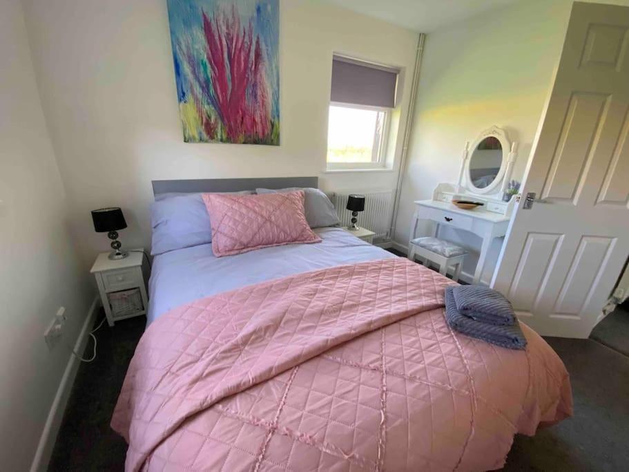 Cosy With Views, Walks, Garden & Parking. *