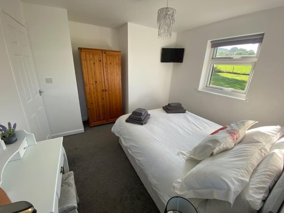 Cosy With Views, Walks, Garden & Parking. * Worcester