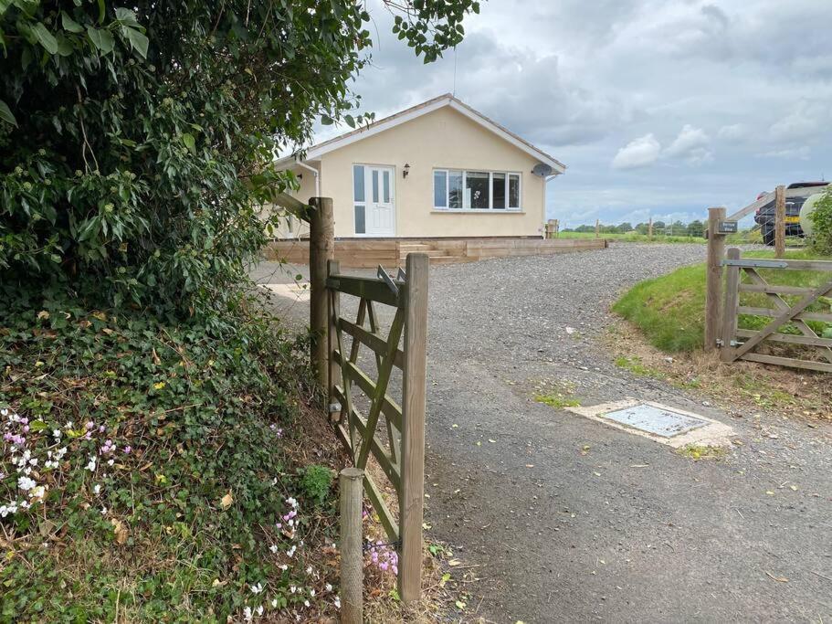 Cosy With Views, Walks, Garden & Parking. * Worcester
