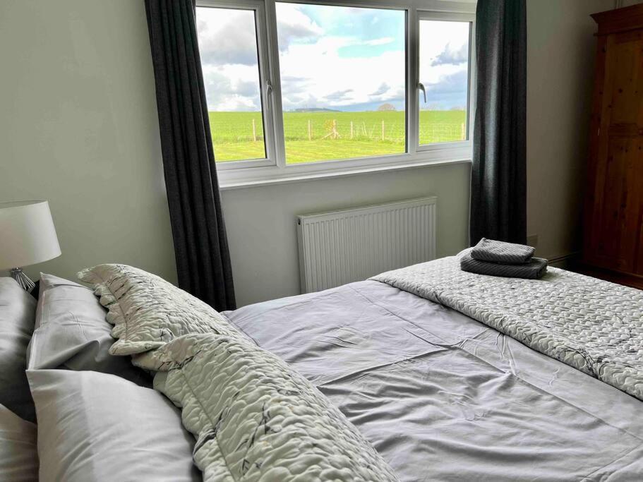 Holiday home Cosy With Views, Walks, Garden & Parking.