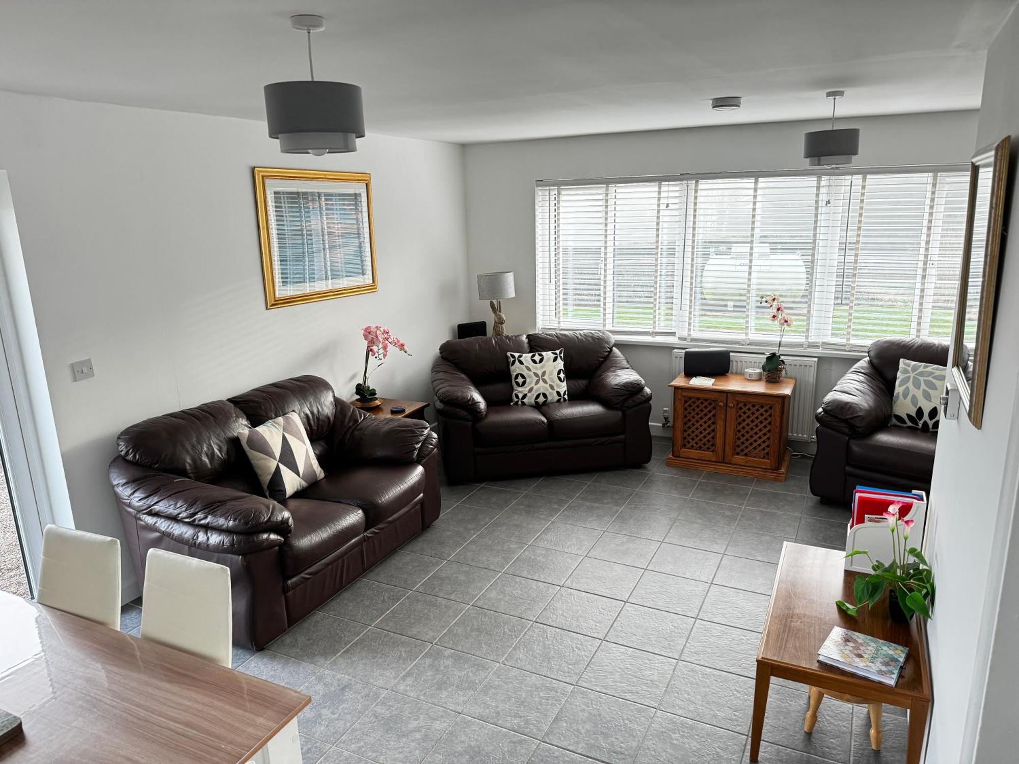 Cosy With Views, Walks, Garden & Parking.