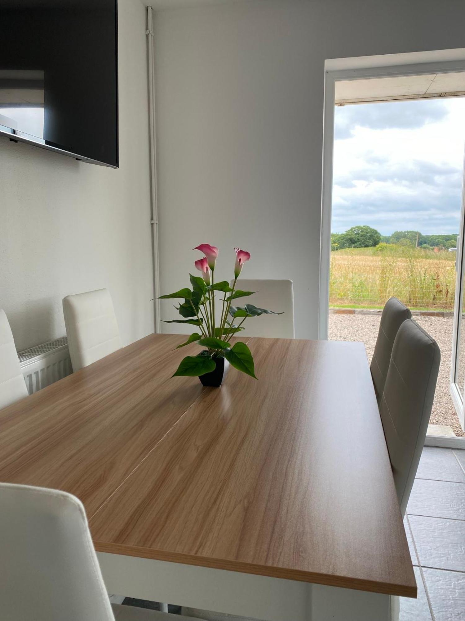 Holiday home Cosy With Views, Walks, Garden & Parking. *