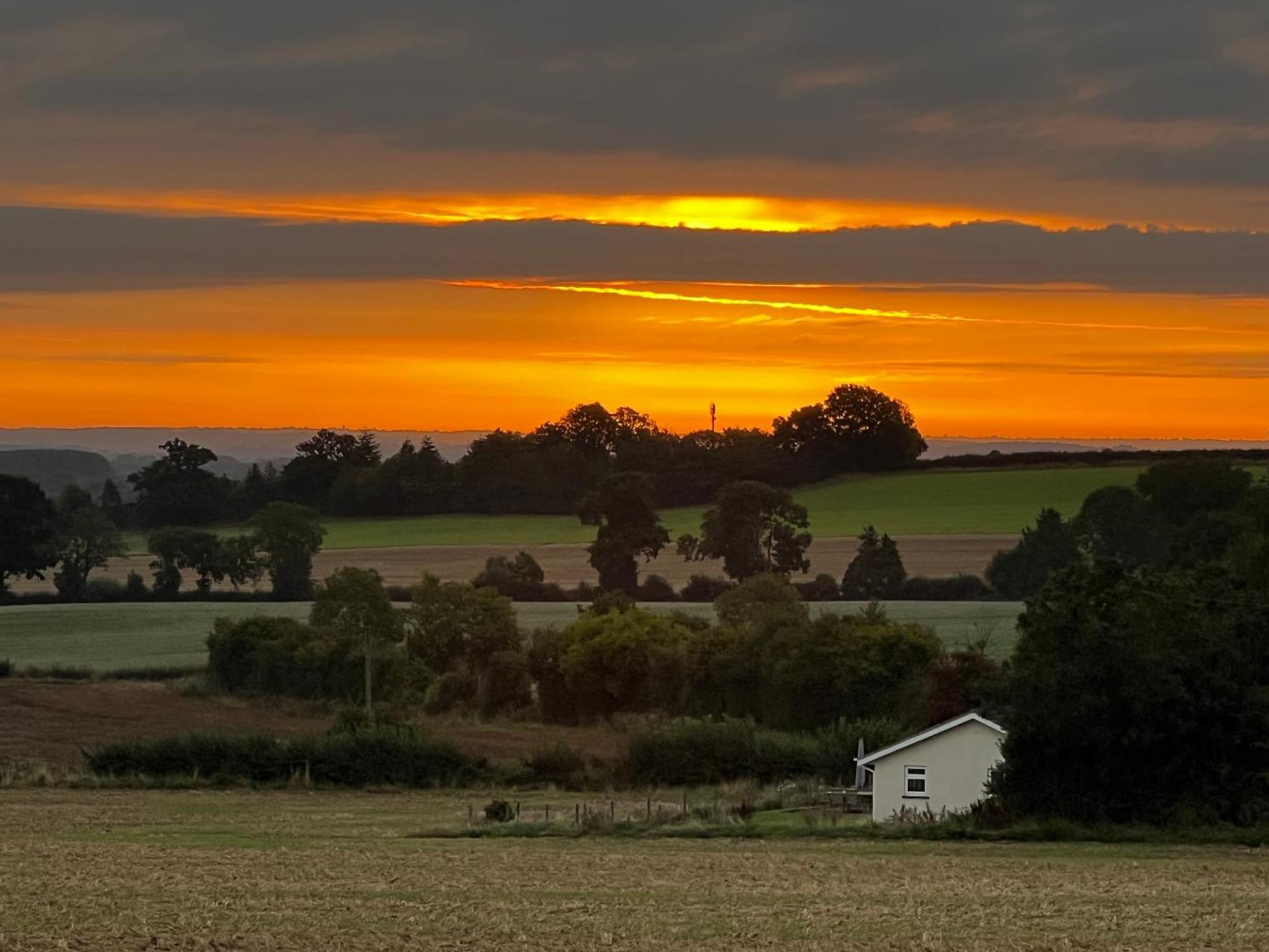 Cosy With Views, Walks, Garden & Parking. * Worcester