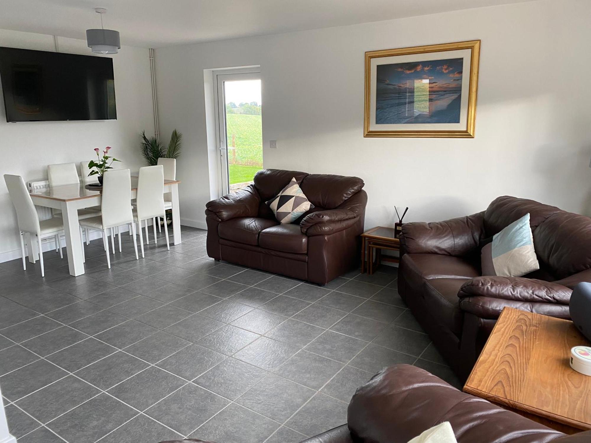 Holiday home Cosy With Views, Walks, Garden & Parking.
