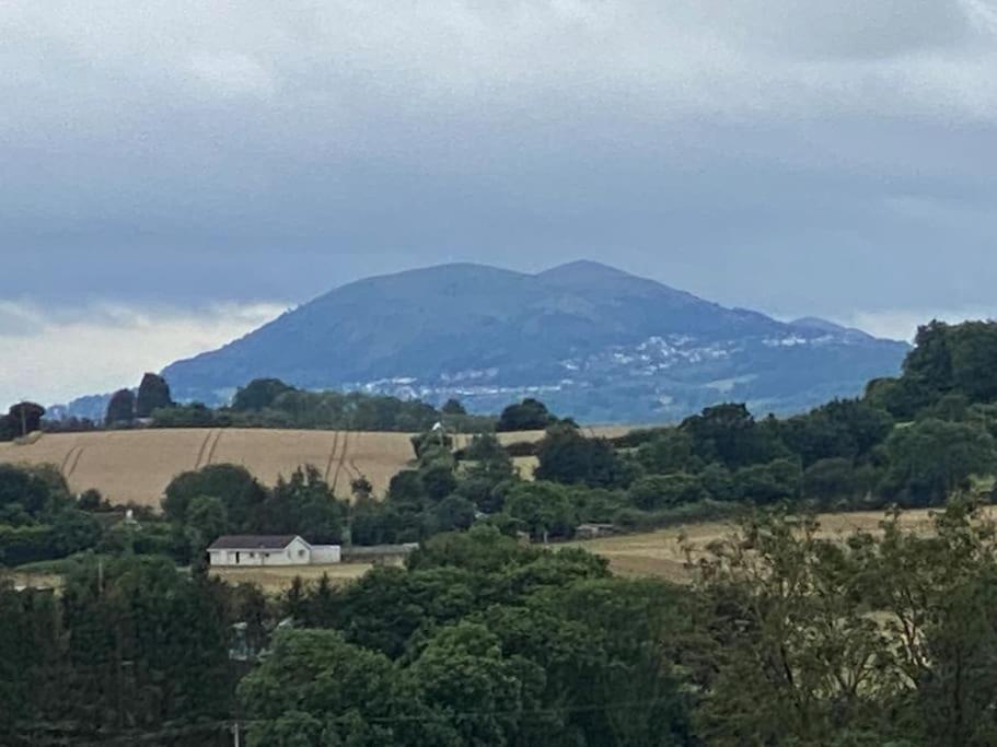 Cosy With Views, Walks, Garden & Parking. Holiday home Worcester