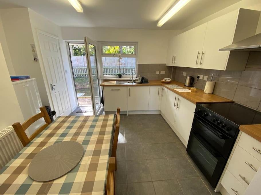 Holiday home Cosy With Views, Walks, Garden & Parking. *