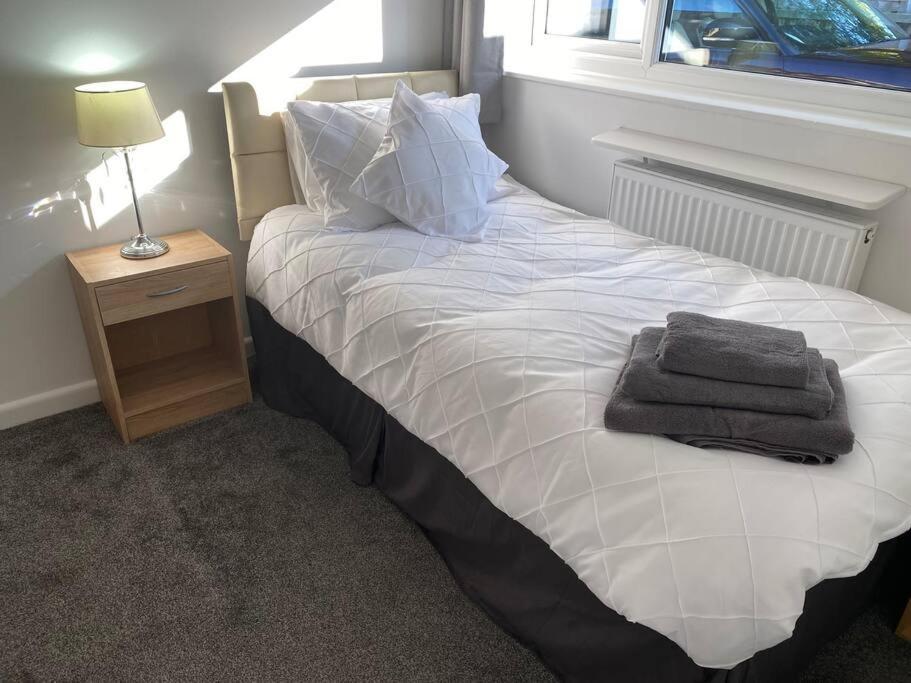 Cosy With Views, Walks, Garden & Parking.