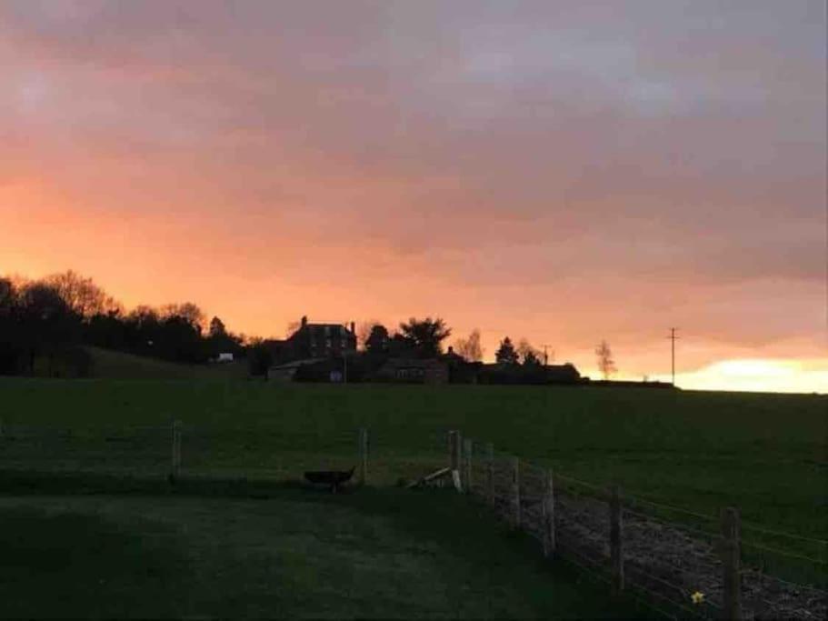 Cosy With Views, Walks, Garden & Parking. Holiday home Worcester