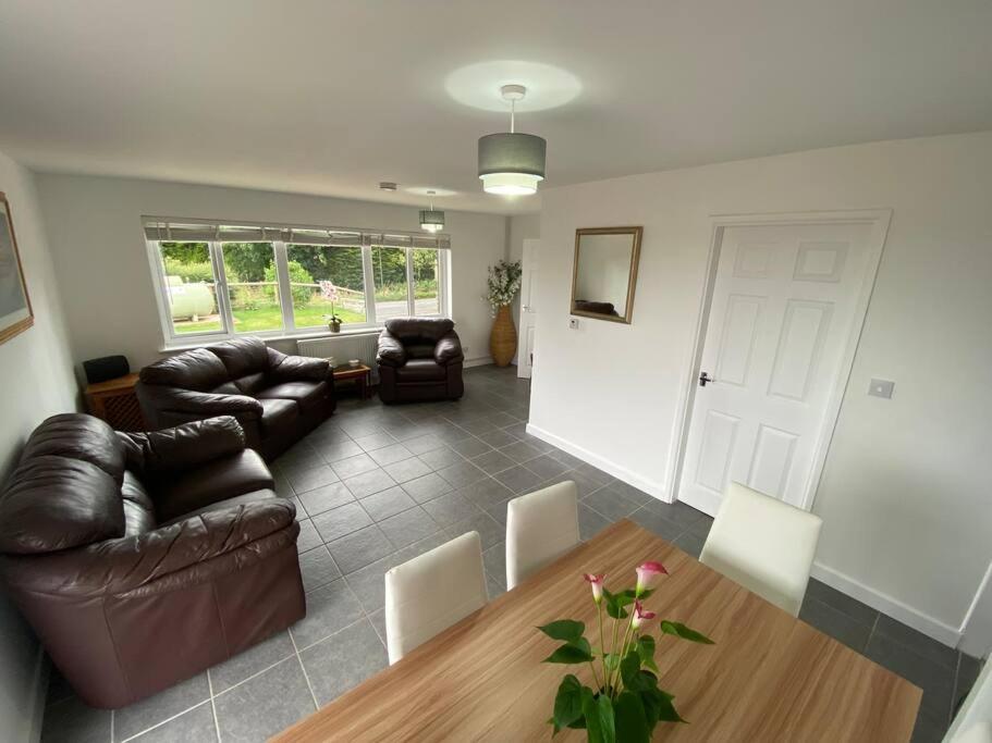 Holiday home Cosy With Views, Walks, Garden & Parking. *
