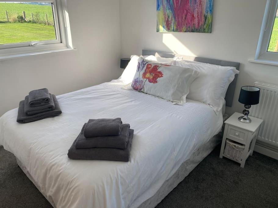 Cosy With Views, Walks, Garden & Parking. *