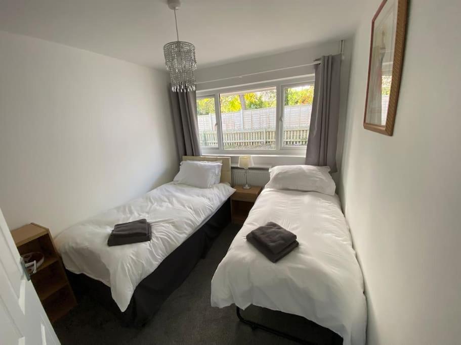 Cosy With Views, Walks, Garden & Parking. Holiday home *