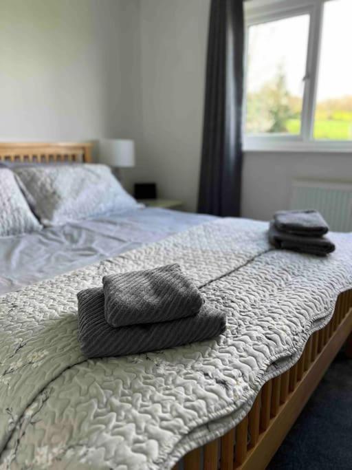 Cosy With Views, Walks, Garden & Parking. Holiday home *